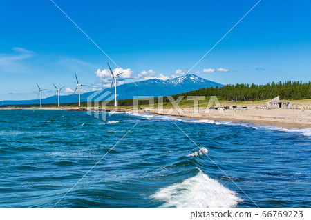 山形縣坂田市宮波海灘旁的風力發電和高海山 66769223
