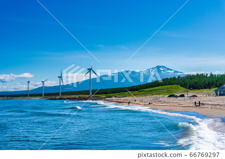 山形縣坂田市宮波海灘旁的風力發電和高海山 山形縣坂田市宮波海灘旁的風力發電和高海山 66769297