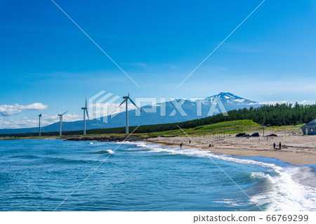 山形縣坂田市宮波海灘旁的風力發電和高海山 66769299