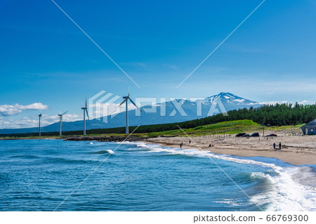 山形縣坂田市宮波海灘旁的風力發電和高海山 山形縣坂田市宮波海灘旁的風力發電和高海山 66769300