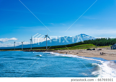 山形縣坂田市宮波海灘旁的風力發電和高海山 66769301
