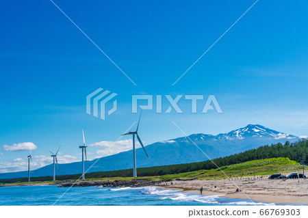 山形縣坂田市宮波海灘旁的風力發電和高海山 山形縣坂田市宮波海灘旁的風力發電和高海山 66769303