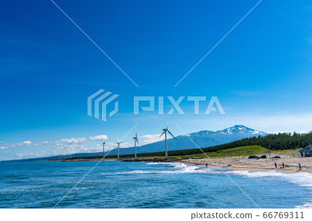 山形縣坂田市宮波海灘旁的風力發電和高海山 山形縣坂田市宮波海灘旁的風力發電和高海山 66769311