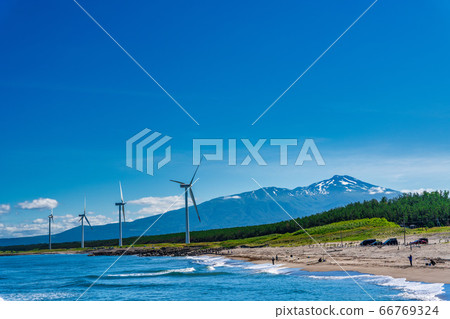 山形縣坂田市宮波海灘旁的風力發電和高海山 66769324