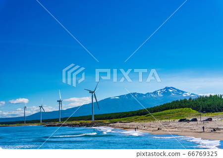 山形縣坂田市宮波海灘旁的風力發電和高海山 66769325