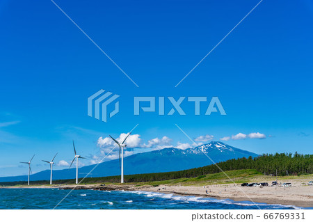 山形縣坂田市宮波海灘旁的風力發電和高海山 山形縣坂田市宮波海灘旁的風力發電和高海山 66769331