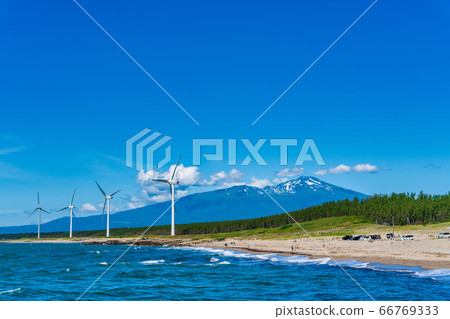 山形縣坂田市宮波海灘旁的風力發電和高海山 山形縣坂田市宮波海灘旁的風力發電和高海山 66769333