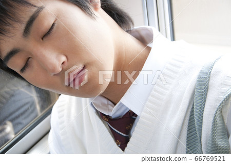 高中男生在火車上睡覺 高中男生在火車上睡覺 66769521