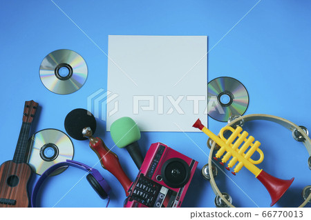 microphone, headphone, trumpet 66770013