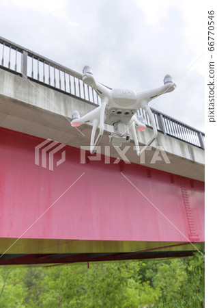 無人機檢查橋樑(從地面看) 無人機檢查橋樑(從地面看) 66770546