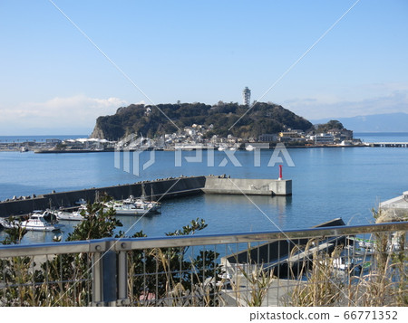 Enoshima (view from the observation deck of Kodo Shrine) Enoshima (view from the observation deck of Kodo Shrine) 66771352