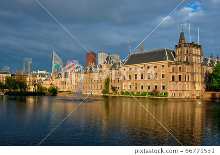 Hofvijver lake and Binnenhof , The Hague Hofvijver lake and Binnenhof , The Hague 66771531