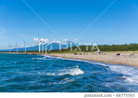 山形縣坂田市宮波海灘旁的風力發電和高海山 山形縣坂田市宮波海灘旁的風力發電和高海山 66773563