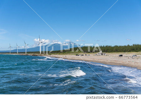 山形縣坂田市宮波海灘旁的風力發電和高海山 山形縣坂田市宮波海灘旁的風力發電和高海山 66773564