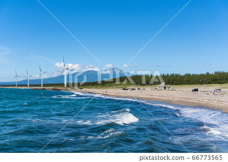 山形縣坂田市宮波海灘旁的風力發電和高海山 66773565