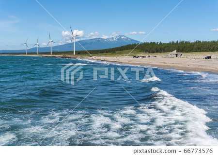 山形縣坂田市宮波海灘旁的風力發電和高海山 山形縣坂田市宮波海灘旁的風力發電和高海山 66773576