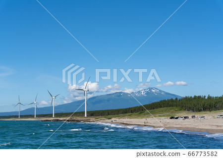 山形縣坂田市宮波海灘旁的風力發電和高海山 66773582
