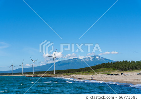 山形縣坂田市宮波海灘旁的風力發電和高海山 山形縣坂田市宮波海灘旁的風力發電和高海山 66773583