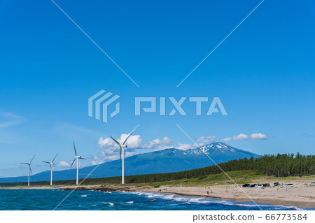 山形縣坂田市宮波海灘旁的風力發電和高海山 山形縣坂田市宮波海灘旁的風力發電和高海山 66773584