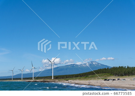 山形縣坂田市宮波海灘旁的風力發電和高海山 66773585