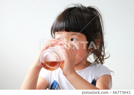 Child with hydration Child with hydration 66773641