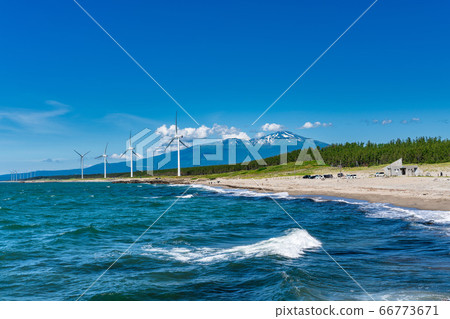 山形縣坂田市宮波海灘旁的風力發電和高海山 66773671