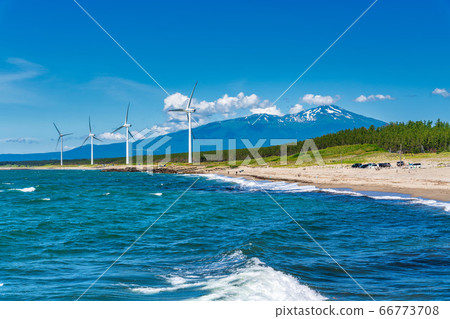 山形縣坂田市宮波海灘旁的風力發電和高海山 66773708