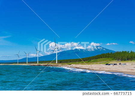 山形縣坂田市宮波海灘旁的風力發電和高海山 66773715