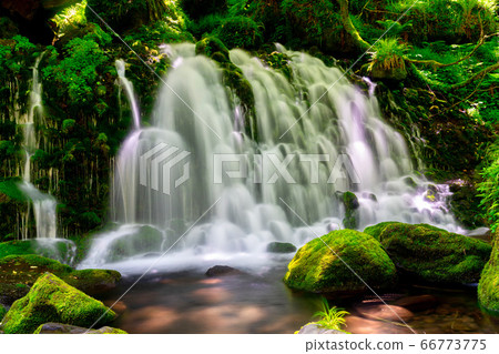 The flow of Mototaki Fushiryo and Mototaki River in early summer Nikaho City, Akita Prefecture The flow of Mototaki Fushiryo and Mototaki River in early summer Nikaho City, Akita Prefecture 66773775