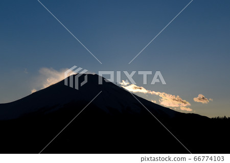 The silhouette of Mt. Fuji standing grandly The silhouette of Mt. Fuji standing grandly 66774103
