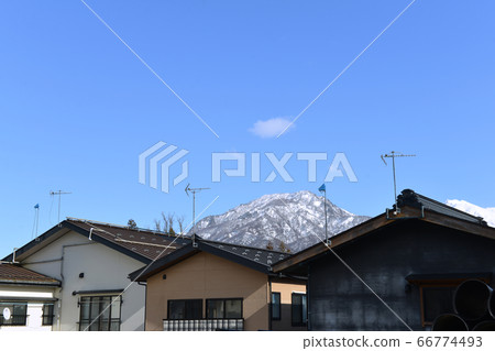 TV antenna and snowfall sensor on the roof 02 66774493