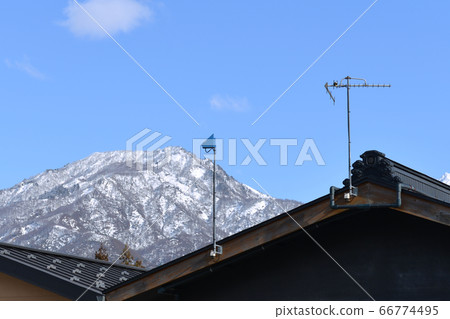 屋頂上的電視天線和降雪傳感器04 屋頂上的電視天線和降雪傳感器04 66774495