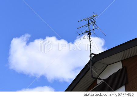屋頂上的電視天線 66774496