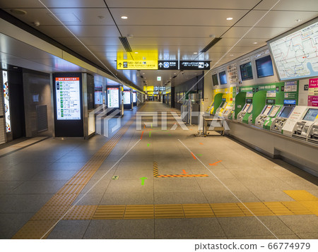 Unmanned Tokyo Station underground passage and ticket vending machine 66774979