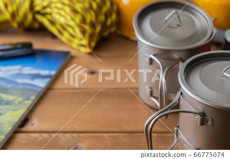 戶外用品木紋背景 戶外用品木紋背景 66775074