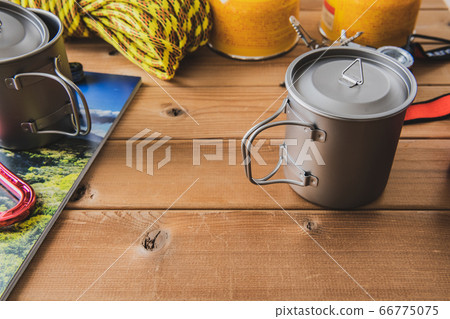 戶外用品木紋背景 戶外用品木紋背景 66775075