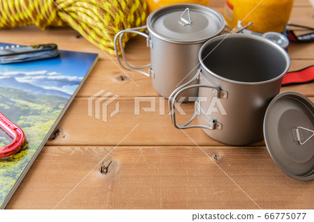 戶外用品木紋背景 戶外用品木紋背景 66775077