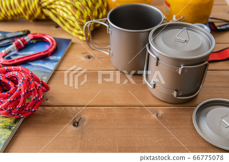 戶外用品木紋背景 戶外用品木紋背景 66775078
