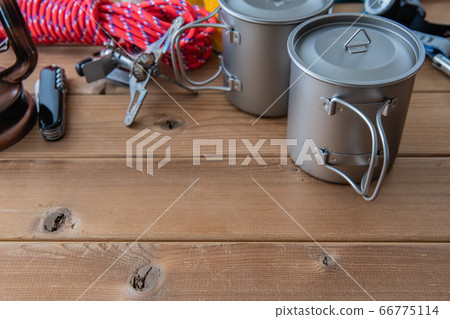 戶外用品木紋背景 戶外用品木紋背景 66775114