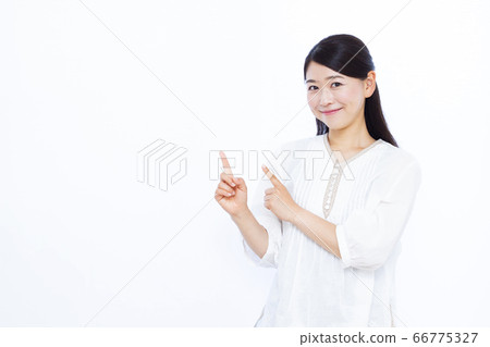 30多歲女性白色背景畫像 66775327