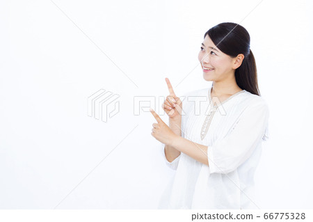 30多歲女性白色背景畫像 66775328