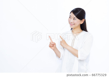 30多歲女性白色背景畫像 66775329