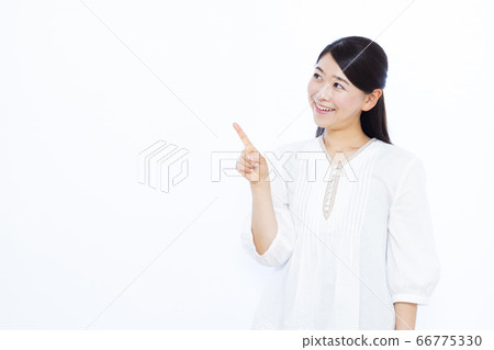30多歲女性白色背景畫像 66775330