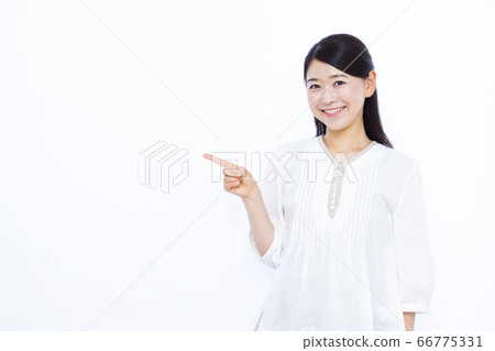 30多歲女性白色背景畫像 66775331