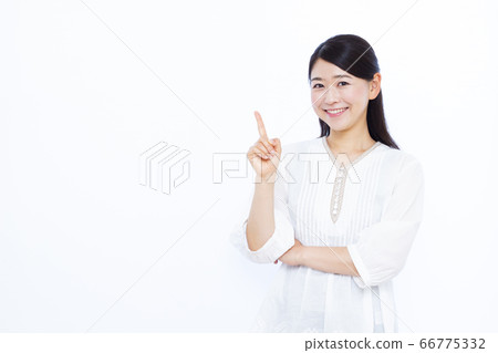 30多歲女性白色背景畫像 66775332