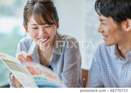 男人和女人在看旅行手冊時制定計劃 男人和女人在看旅行手冊時制定計劃 66776733