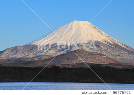 Child hugging Fuji in the sun, Lake Shojiko, midwinter Child hugging Fuji in the sun, Lake Shojiko, midwinter 66776791
