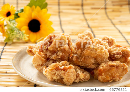 炸雞大腿肉(炸龍蝦)。與背景窗簾和向日葵的夏天圖像。 炸雞大腿肉(炸龍蝦)。與背景窗簾和向日葵的夏天圖像。 66776831
