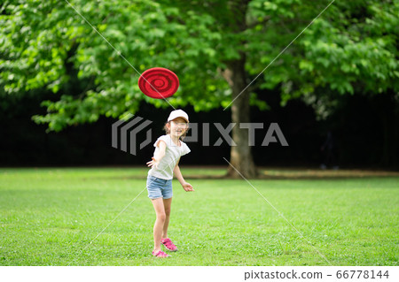 女孩玩飛盤 66778144