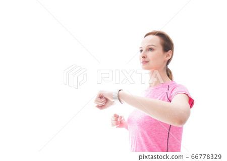 檢查smartwatch的年輕女子穿著運動服 檢查smartwatch的年輕女子穿著運動服 66778329